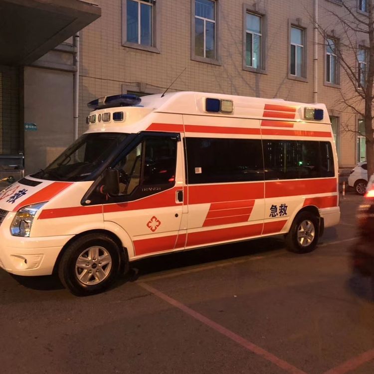 三台夜间租赁救护车护送病人转院：安全转运的 8 大核心注意事项